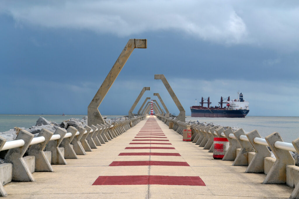 Puerto de Veracruz con barco de carga