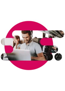 Hombre viajando y trabajando en su laptop