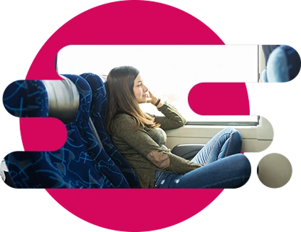 mujer sentada al lado de ventana de autobús