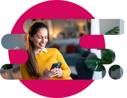 mujer mirando el celular