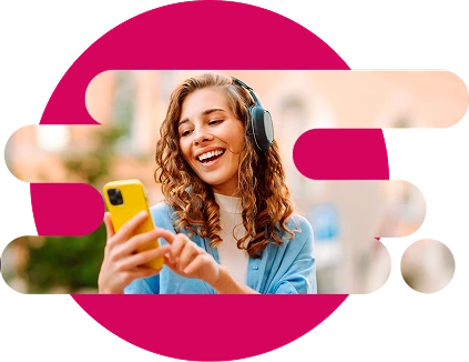 Mujer con audífonos y mirando el celular