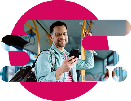 hombre mirando el celular dentro de bus de pasajeros