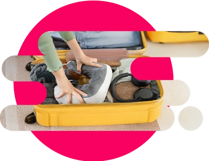 mujer empacando maleta de viaje