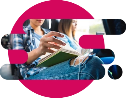 persona leyendo un libro dentro de un autobús