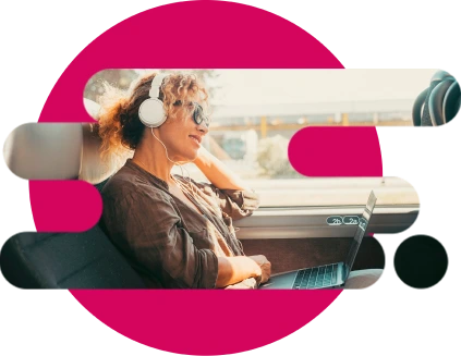 mujer escuchando música dentro de un autobús