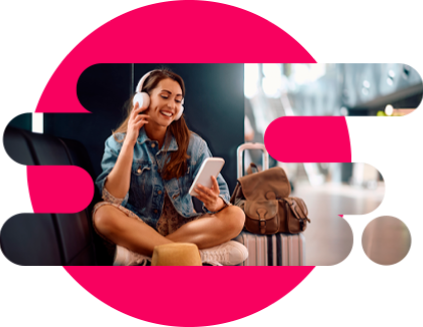 mujer viajera escuchando música y mirando el celular